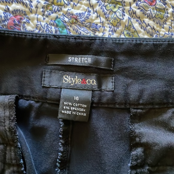 Bundle of two size 16 pants. Levi jeans and Style & Co shorts - Picture 8 of 9